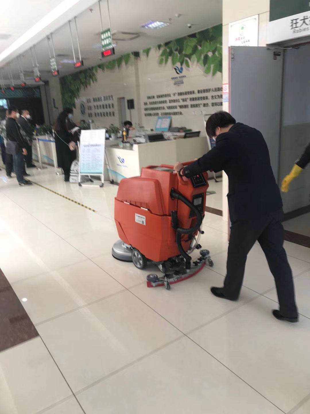 企业怎么选择一款好用的洗地机呢？